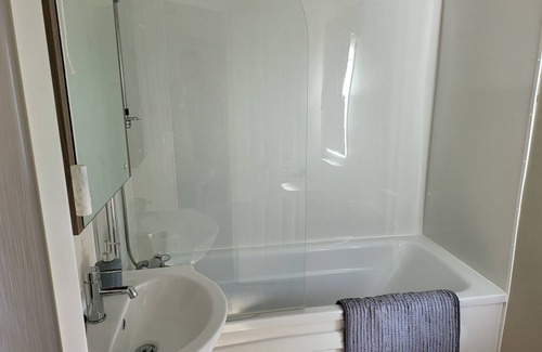 Clacton-on-Sea Cabina | 2BR-Sleeps6-Fireplace-Parking-Patio-Seaside