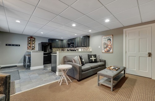 Boyne Falls Condominio | 2BR Slopeside Disciples Village Condo - Increíble Ski In / Ski Out en Boyneland!