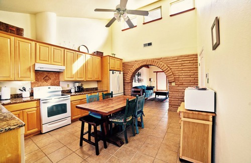 El Paso Apartamento | 2BR Adobe Suite/Desert Oasis/Mtn views/Hueco Tanks