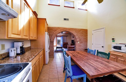 El Paso Apartamento | 2BR Adobe Suite/Desert Oasis/Mtn views/Hueco Tanks