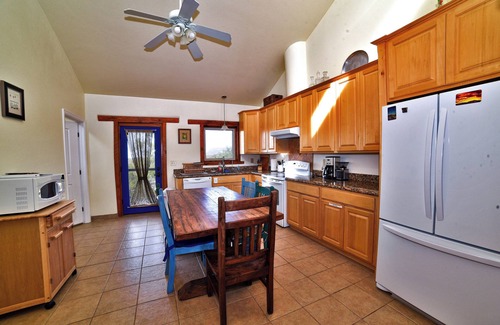 El Paso Apartamento | 2BR Adobe Suite/Desert Oasis/Mtn views/Hueco Tanks