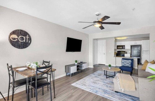 Pleasant Valley Apartamento | 2BR Spacious Getaway Near Dwntown, Pool, UT Austin