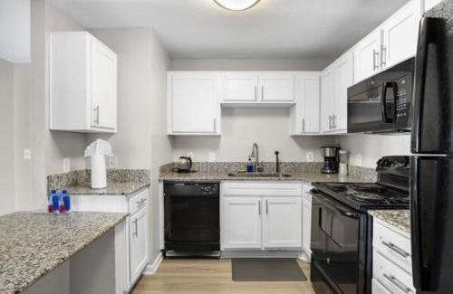 Pleasant Valley Apartamento | 2BR Spacious Getaway Near Dwntown, Pool, UT Austin