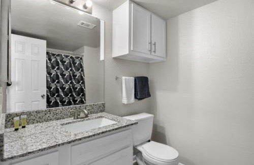 Pleasant Valley Apartamento | 2BR Spacious Getaway Near Dwntown, Pool, UT Austin