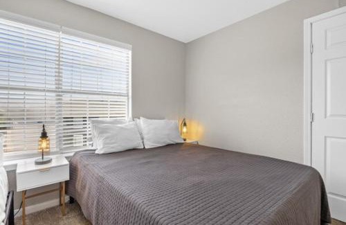 Pleasant Valley Apartamento | 2BR Spacious Getaway Near Dwntown, Pool, UT Austin