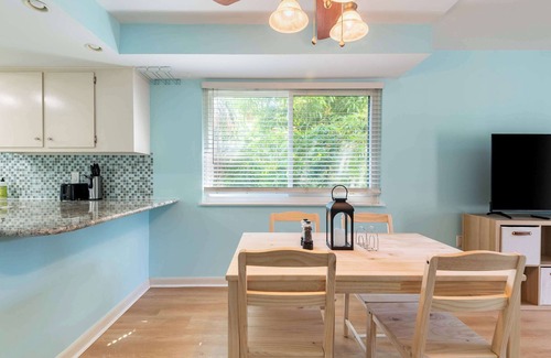 Indian Harbour Beach Condominio | 2BR Stylish Retreat with BBQ, Pool & Beach