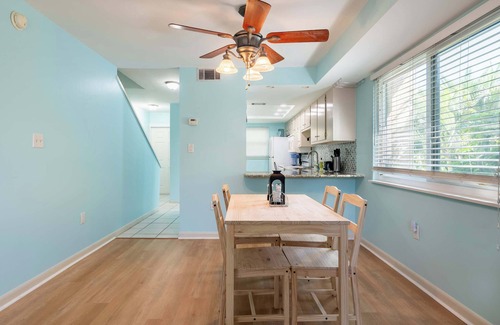 Indian Harbour Beach Condominio | 2BR Stylish Retreat with BBQ, Pool & Beach