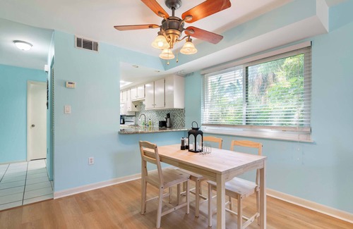 Indian Harbour Beach Condominio | 2BR Stylish Retreat with BBQ, Pool & Beach