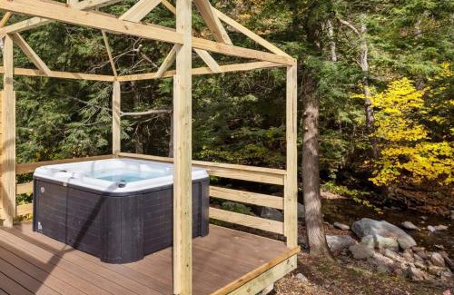 Jeffersonville Apartamento | 2BR Suite at Smuggler's Notch with sauna hot tub arcade & river
