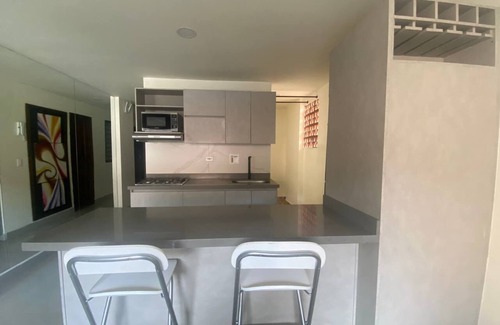 Bello Apartamento | [2BR] WIFI UHS + Gourmet Kitchen+ Workspace + HotShower (BEST LOCATION)