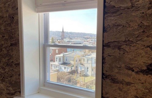 Manayunk Apartamento | 2BR with Balcony, Views & Parking