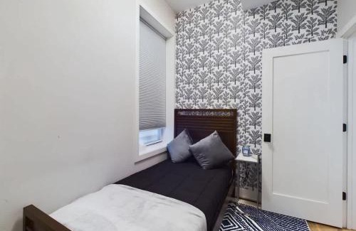 West Town Apartamento | 2BR with Onsite Parking and Laundry Just 4 Min to Downtown