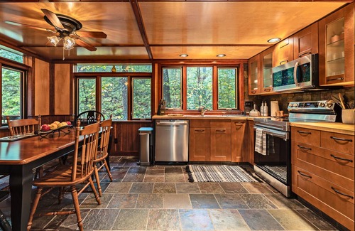 Roseland Chalet De Esquí | Hansel 'n Gretel: Wood Stove Grill Firepit Dogs OK