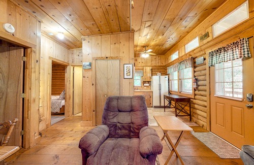 Waynesville Cabina | 2nd-floor cabin with outdoor pool, tennis, golf, kitchenette, deck, streaming