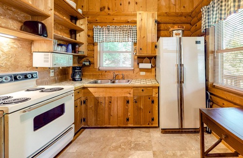 Waynesville Cabina | 2nd-floor cabin with outdoor pool, tennis, golf, kitchenette, deck, streaming