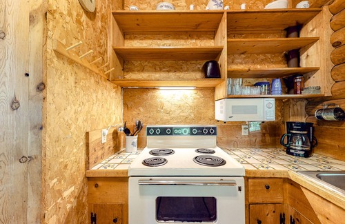 Waynesville Cabina | 2nd-floor cabin with outdoor pool, tennis, golf, kitchenette, deck, streaming