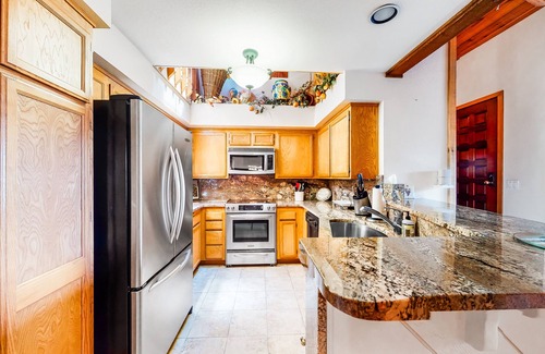 Elkhorn Village Condominio | 2nd-Floor Condo + Loft w/Balcony, Mtn Views, Fireplace, Free WiFi