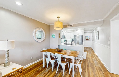 Atlantic Beach Condominio | 2nd-Floor Condo in Oceanfront Location w/Shared Pool, Balcony, Free WiFi