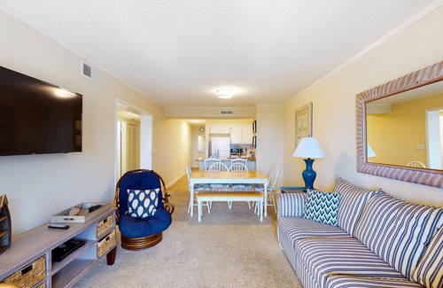 Atlantic Beach Condominio | 2nd-Floor Condo in Oceanfront Location w/WiFi, Screened-In Balcony, Shared Pool