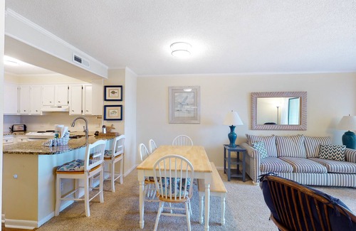 Atlantic Beach Condominio | 2nd-Floor Condo in Oceanfront Location w/WiFi, Screened-In Balcony, Shared Pool