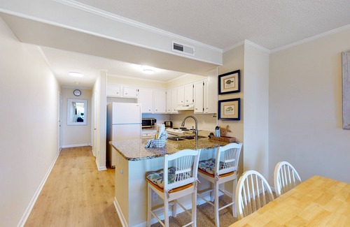 Atlantic Beach Condominio | 2nd-Floor Condo in Oceanfront Location w/WiFi, Screened-In Balcony, Shared Pool