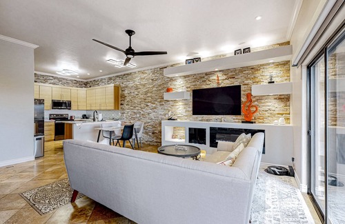 Fountain Hills Condominio | 2nd-floor condo with fireplace, patio, pool, hot tub, mini golf, BBQ area, & AC