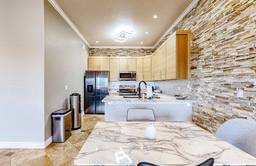 Fountain Hills Condominio | 2nd-floor condo with fireplace, patio, pool, hot tub, mini golf, BBQ area, & AC