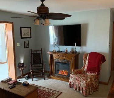 Milford Cama Y Desayuno | 2nd floor guest room with attached bath