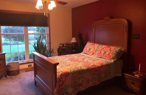 Milford Cama Y Desayuno | 2nd floor guest room with attached bath