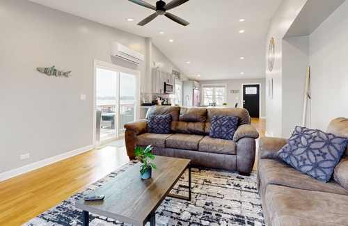 Channel Lake Apartamento | 2nd-floor lakefront walk-up with firepit
