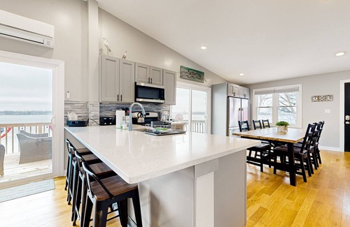 Channel Lake Apartamento | 2nd-floor lakefront walk-up with firepit