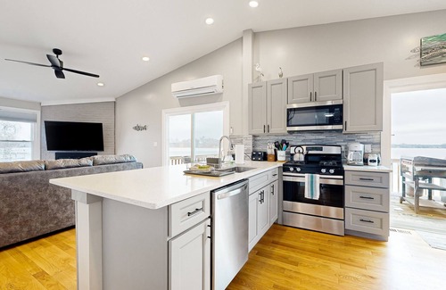 Channel Lake Apartamento | 2nd-floor lakefront walk-up with firepit
