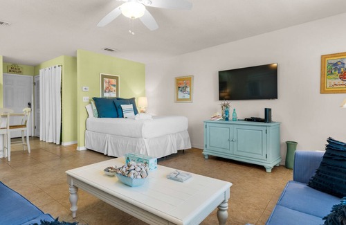 Seagrove Beach Condominio | 2nd Floor Studio for 4: Pool + 300 Yards to the Beach