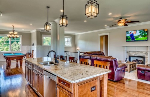 Prattville Casa | Casa # 2 en RTJ Golf Trail - 4 Master Suites, 8 camas, mesa de billar, 5 HDTV, ¡GUAU!