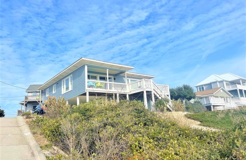 Emerald Isle Casa | 2nd-row crystal-coast-cabana bliss w/splendid ocean views—NO FEE for Fido
