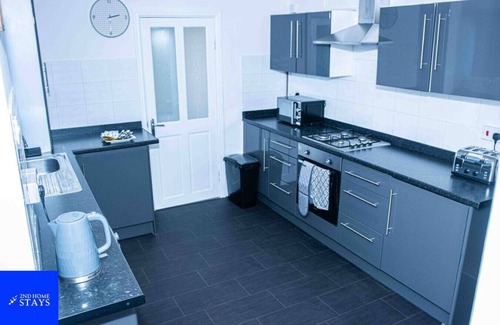 Walsall Apartamento | "Serene Garden Haven: Your West Midlands Retreat at 2ndHomeStays-Walsall!"