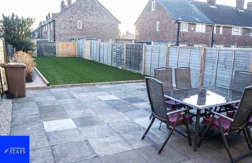 Walsall Apartamento | "Serene Garden Haven: Your West Midlands Retreat at 2ndHomeStays-Walsall!"