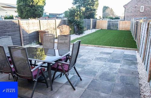 Walsall Apartamento | "Serene Garden Haven: Your West Midlands Retreat at 2ndHomeStays-Walsall!"