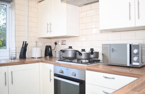 Willenhall Casa | Charming 3-Bedroom Home in West Midlands/Contractors/Families/7 mins to J10 M6
