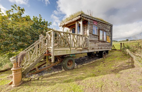 Scarborough Cabina | 2x Double Bed - Glamping Wagon, Dalby Forest