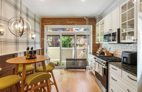 Bloomingdale Casa | 2x King Beds, 1x Trundle Bed, Fireplace, Private Backyard, Washer/Dryer