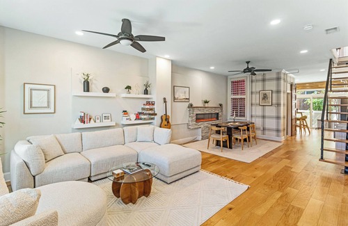 Bloomingdale Casa | 2x King Beds, 1x Trundle Bed, Fireplace, Private Backyard, Washer/Dryer