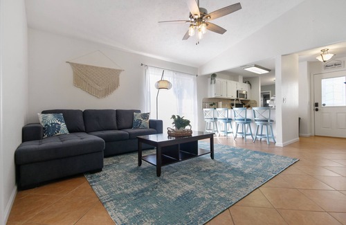 Crescent Beach Casa | ☀️ 3/2 beach home🏖️5 min walk 2 beach🐕Dogs OK🚙Parking🏍️Garage 4 motorbike