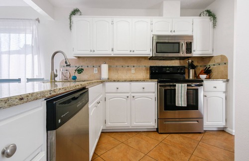 Crescent Beach Casa | ☀️ 3/2 beach home🏖️5 min walk 2 beach🐕Dogs OK🚙Parking🏍️Garage 4 motorbike