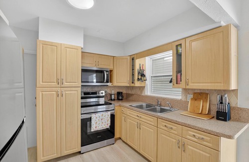 Crossroads Area Casa | 3/2 Oasis w/Private Heated Pool, Spa + Office. 8 Min to Beach. Pet Friendly!