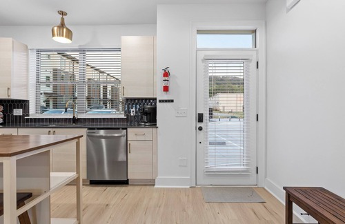 Chattanooga Casa | 3/3 sauna, arcade, play couch, 70" TV, fire pit, balconies, 6 min from downtown