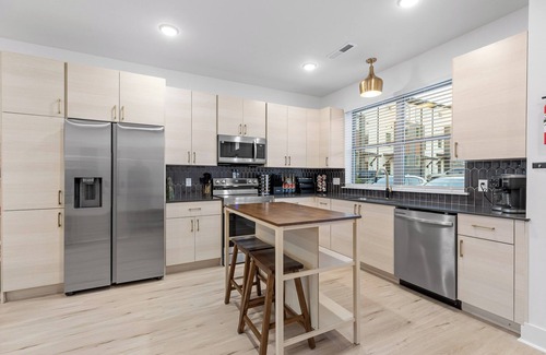 Chattanooga Casa | 3/3 sauna, arcade, play couch, 70" TV, fire pit, balconies, 6 min from downtown
