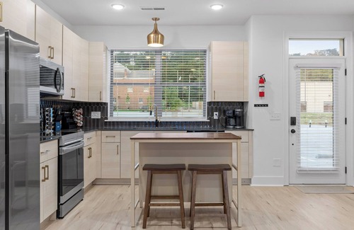 Chattanooga Casa | 3/3 sauna, arcade, play couch, 70" TV, fire pit, balconies, 6 min from downtown