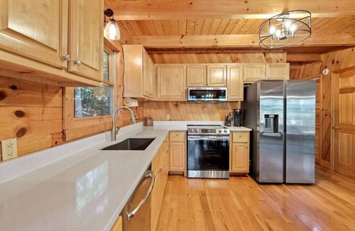 Dawsonville Cabina | 3-4 Bedroom Lake Front Cabin for any season! Perfect Large Family Retreat!