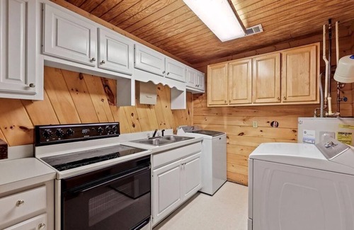 Dawsonville Cabina | 3-4 Bedroom Lake Front Cabin for any season! Perfect Large Family Retreat!